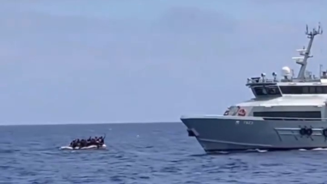Barco Madleen rescata a un grupo de inmigrantes en el mar