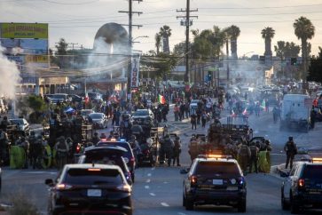 choques-manifestantes-policias-los-angeles