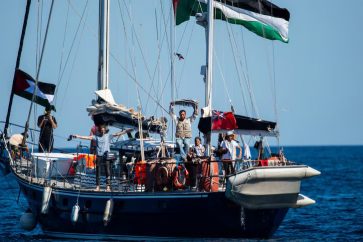 Activistas de la Coalición de la Flotilla de la Libertad abordan el barco Madleen antes de zarpar hacia Gaza. (AP: Salvatore Cavalli)