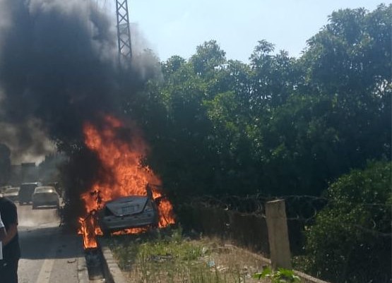 Un automóvil estalla en llamas tras ser alcanzado por un dron israelí cerca de la ciudad sureña de Abbassiyeh (20 de junio de 2025)