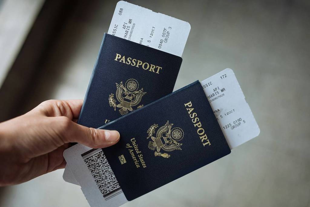 pasaportes-estadounidenses-con-billetes-avion