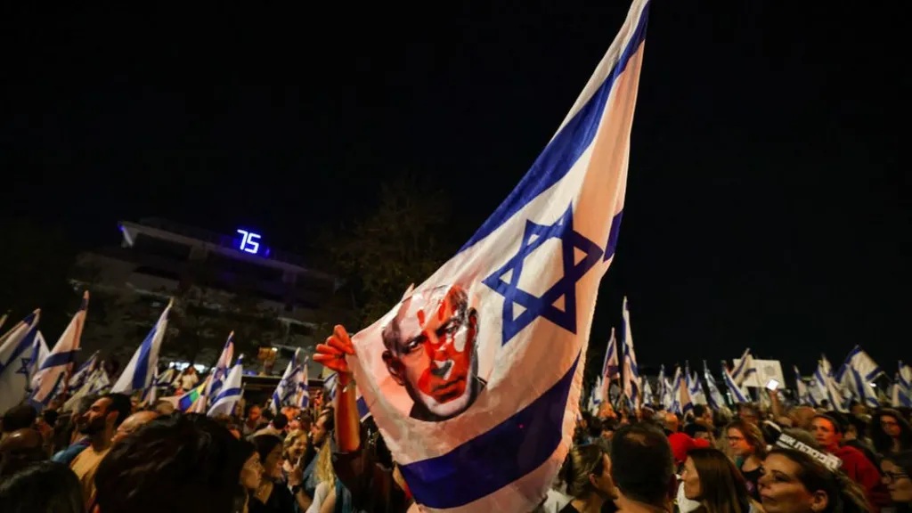 manifestacion-israel-cara-netanyahu-ensangrentada