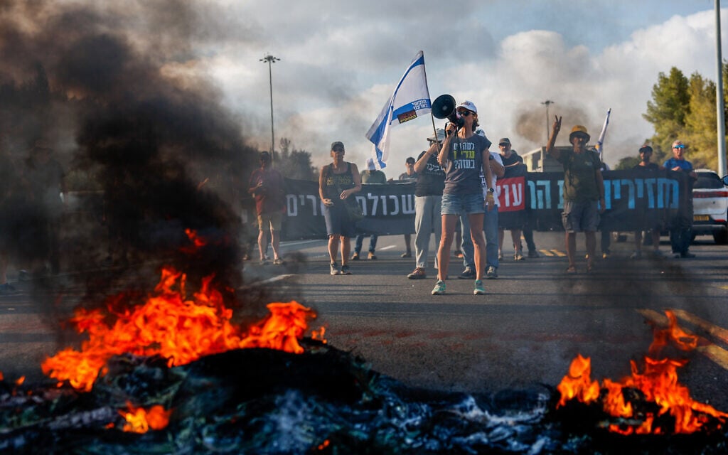 Manifestantes cortan carretera cerca de Tel Aviv