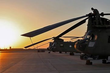 Helicópteros estadounidenses en la base de Ain Al-Asad