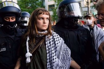 Policías alemanes arrestan a una activista propalestina