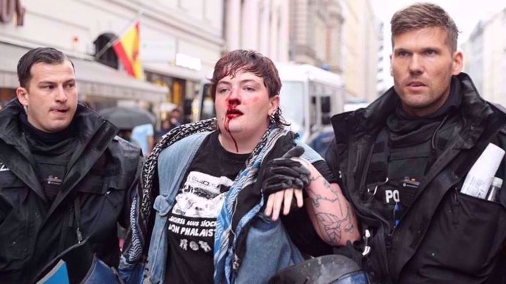 manifestante-apaleada-policia-alemana