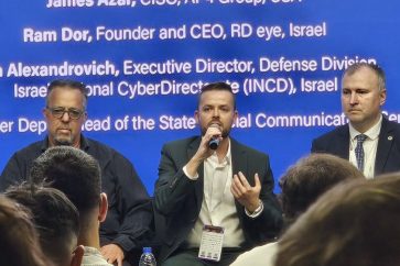 Tom Artiom Alexandrovich (centro)