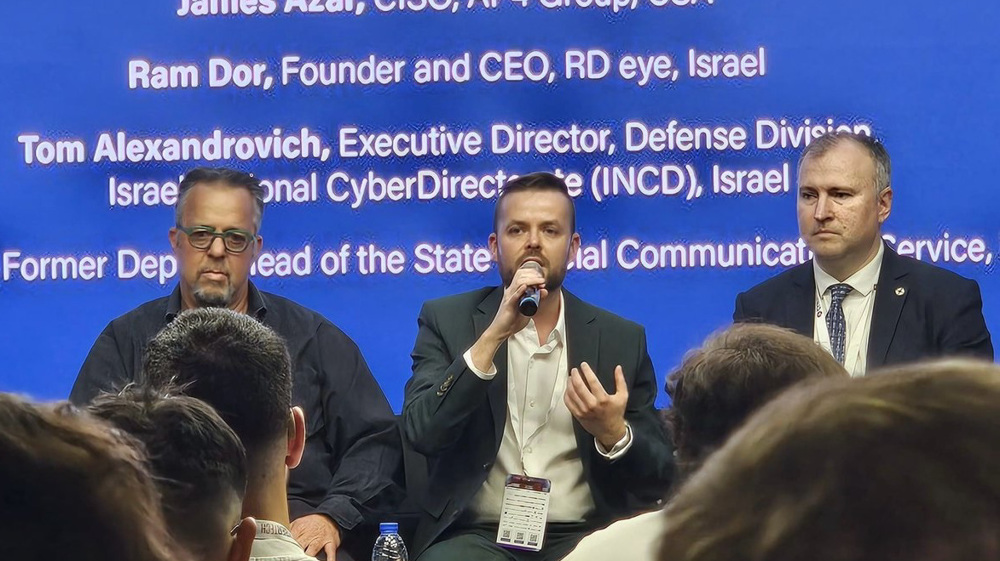 Tom Artiom Alexandrovich (centro)