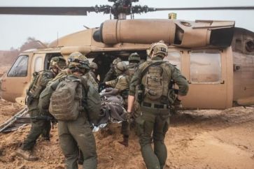 soldados-israelies-evacuan-cuerpo-helicoptero