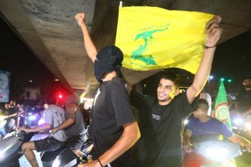 manifestantes-moto-banderas-hezbola