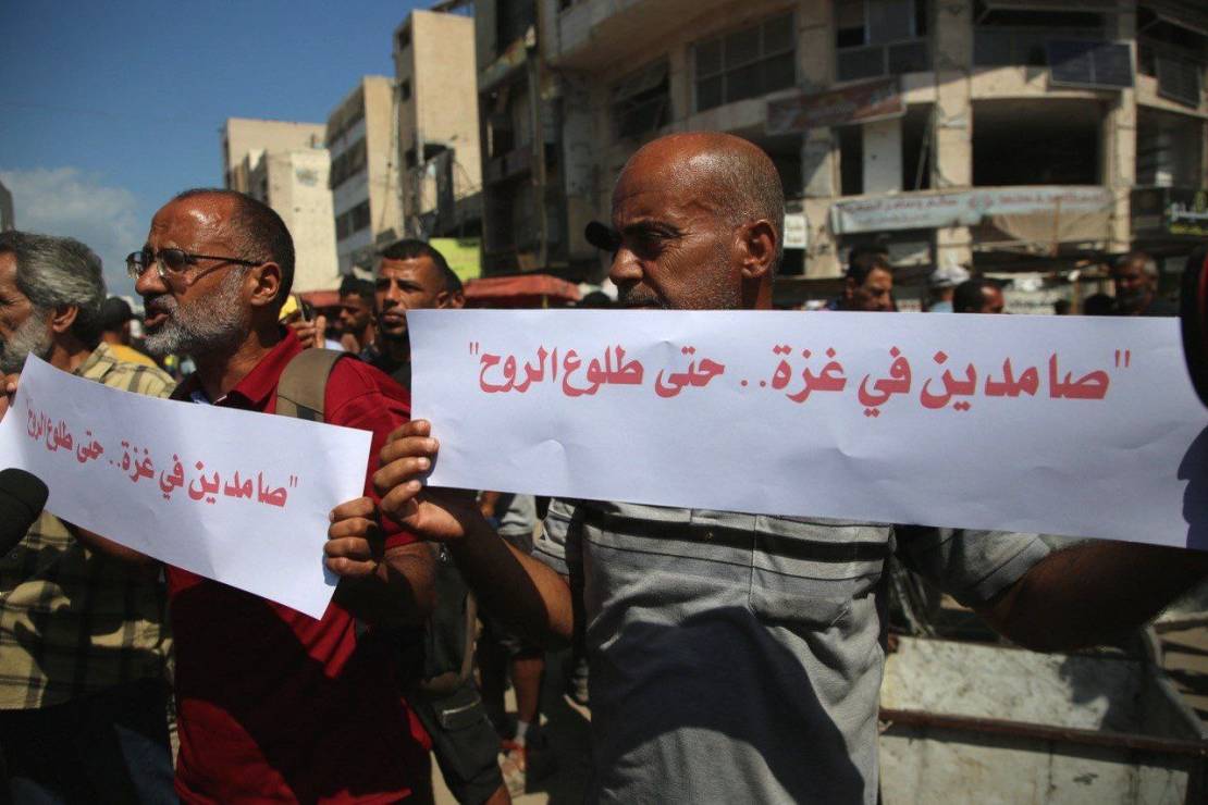 hombres-gaza-carteles-permaneceremos-gaza