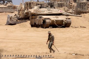 soldado-israeli-junto-tanques-gaza