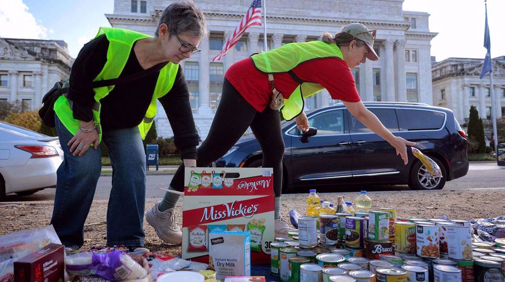 Voluntarios estadounidenses con donaciones de alimentos en Washington DC