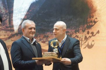 Ibrahim Farhate, director el canal Al-Manar, recibe premio para Al-Manar en Teherán