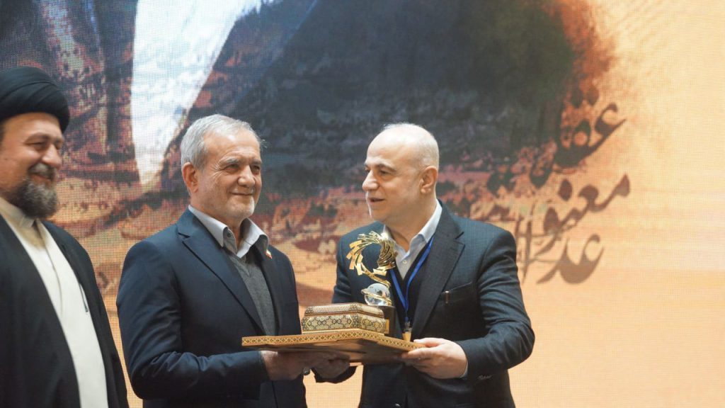 Ibrahim Farhate, director el canal Al-Manar, recibe premio para Al-Manar en Teherán
