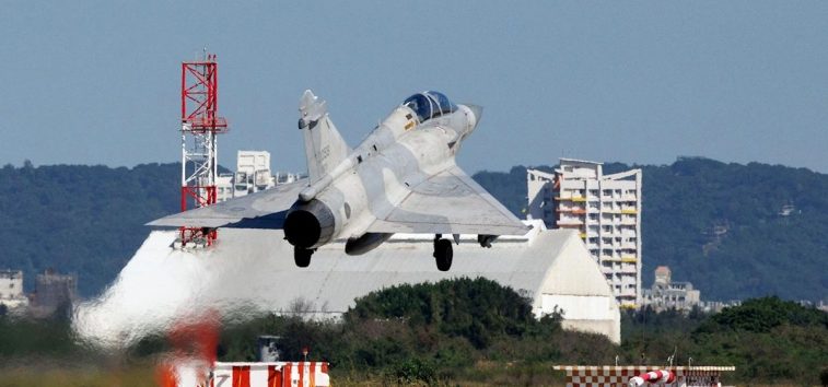  <a href="https://es-archive.almanar.com.lb/1335941">China inicia ejercicios militares a gran escala alrededor de Taiwán</a>